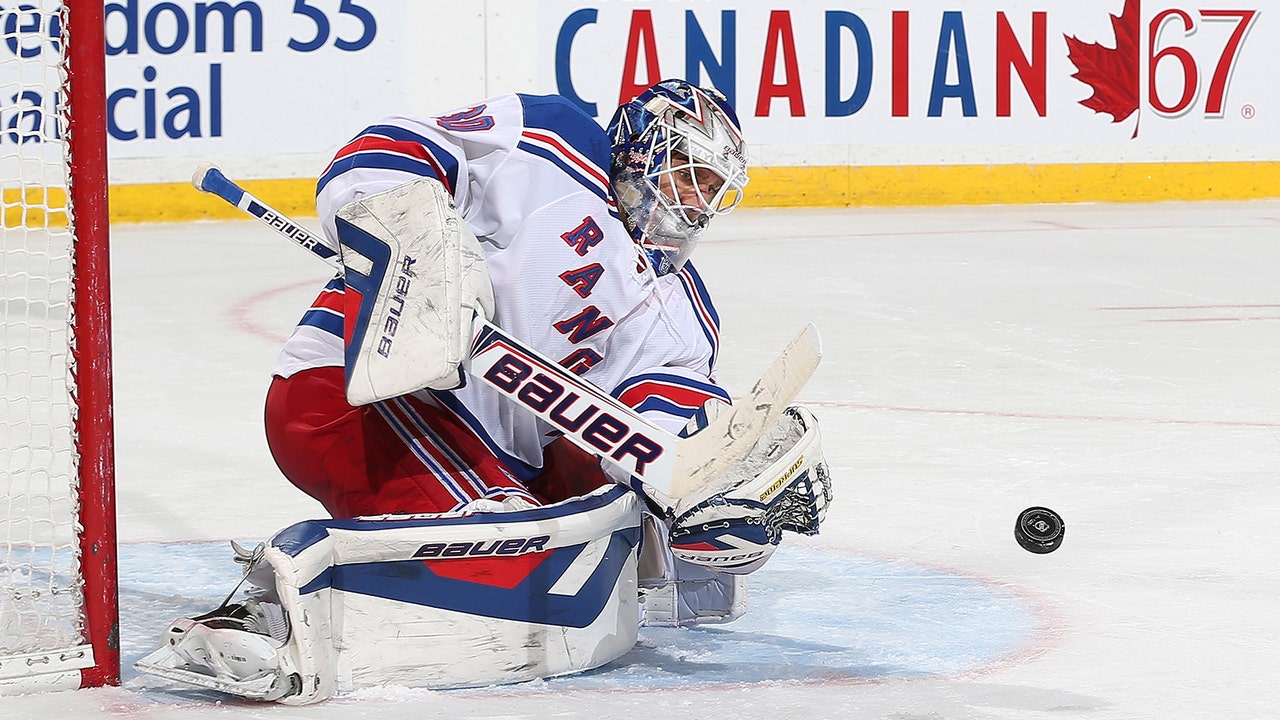 Lundqvist tops Senators to set Rangers career wins mark